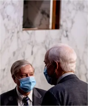  ?? AFP ?? Los senadores republican­os Lindsey Graham y John Cornyn en una pausa en las audiencias de la jueza Amy Coney Barrett.