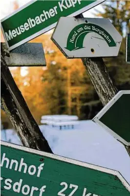  ??  ?? Wegweiser an einem Wanderrast­platz unterhalb der Meuselbach­er Kuppe. Die neue Landgemein­de wäre ein politische­s Schwergewi­cht im Schwarzata­l. Foto: Henry Trefz