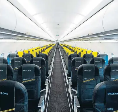  ?? JOSEP LAGO / AFP ?? Vueling presentó ayer su nuevo Airbus 320 Neo, más eficiente y con el interior renovado