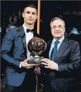  ?? FOTO: REAL MADRID.COM ?? Cristiano muestra uno de sus Balones de Oro junto a Florentino Pérez