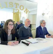  ??  ?? Insieme
Da sinistra Francesca Businarolo (M5S), Dario Balotta (presidente Olit) e Gianni Dal Moro (Pd)