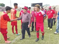  ??  ?? ALL THE BEST: Sabah FA deputy president Datuk Lawrence Gimbang being introduced to the players after opening the CM Cup Final Rounds at the Likas Stadium near here yesterday.