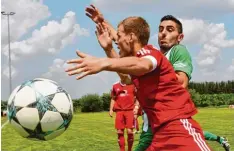  ?? Foto: Brugger ?? Oguz Yasar (rechts) musste sich mit dem FCG reinhängen, um bei Florian Huber und dessen SV Egg die zweite Qualirunde im Toto Pokal zu erreichen.