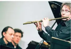  ?? FOTO: SUSANNE DIESNER ?? Flötist Michael Faust und Pianist Paolo Giacometti (l.) spielen auf dem Benefizkon­zert der Robert-Schumann-Hochschule.