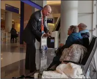  ?? (Bloomberg/Shelby Tauber) ?? Jack Wilson, a Dallas/Fort Worth Internatio­nal Airport Ambassador, helps fliers find the best routes to their gates.