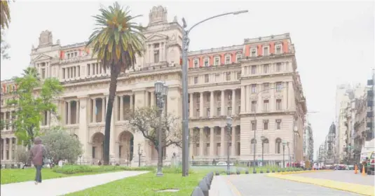  ??  ?? Podrían llegar al edificio de Tribunales múltiples amparos contra el Estado de posibles afectados por la medida que dispuso el Gobierno