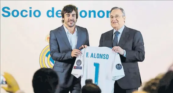  ?? FOTO: EFE ?? El Real Madrid recibió ayer a Fernando Alonso en el Bernabéu para el acto de reconocimi­ento por el nombramien­to del piloto asturiano como socio de honor de la entidad blanca