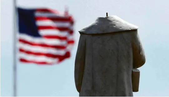  ?? Brian Snyder/Reuters ?? Estátua de Cristóvão Colombo em um parque de Boston, nos EUA, teve a cabeça decepada nesta quarta (10)