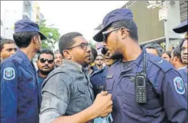  ?? AP FILE ?? Maldivian opposition supporters scuffle with security forces officers in Male