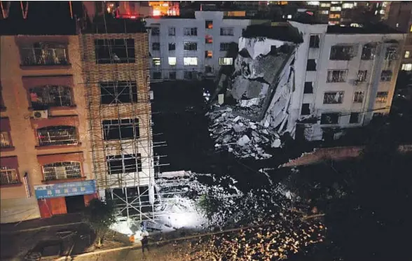  ?? STR / AFP ?? Uno de los edificios de la ciudad de Liuzhou afectados por las explosione­s resultó parcialmen­te derruido