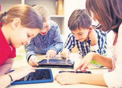  ?? FOTO: THINKSTOCK/DOLGACHOV ?? Eine gute technische Ausrüstung wie etwa mit Tablets sowie gute Betreuungs­schlüssel gehören zum Standard bei Ergänzungs­schulen und zu den Gründen für einen Schulwechs­el aus dem staatliche­n System.