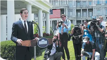  ?? FOTO: AGENCIA AFP ?? Jared Kushner brinda declaracio­nes a varios medios que esperaban en las afueras de la Casa Blanca.
