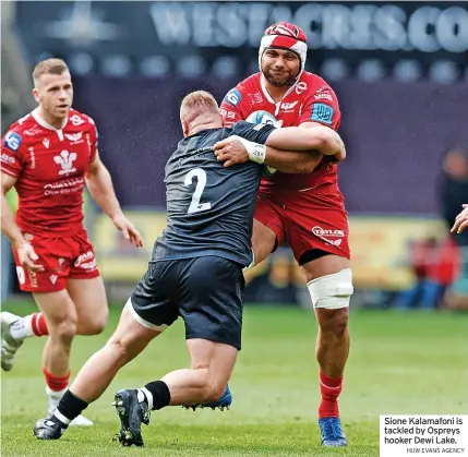  ?? HUW EVANS AGENCY ?? Sione Kalamafoni is tackled by Ospreys hooker Dewi Lake.