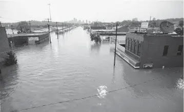  ?? FILE PHOTO BY JOHN SLEEZER The Kansas City Star ?? A scene on Southwest Boulevard during the flood of 1993.