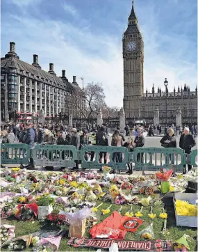  ??  ?? Detenido. Solo un hombre permanece detenido por el atentado en Londres. Ciudadanos han colocado ofrendas florales en memoria de las víctimas.