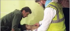  ?? (Photo AFP) ?? Un enfant soigné pour des symptômes imputés au gaz sarin, dans le nord de la Syrie.