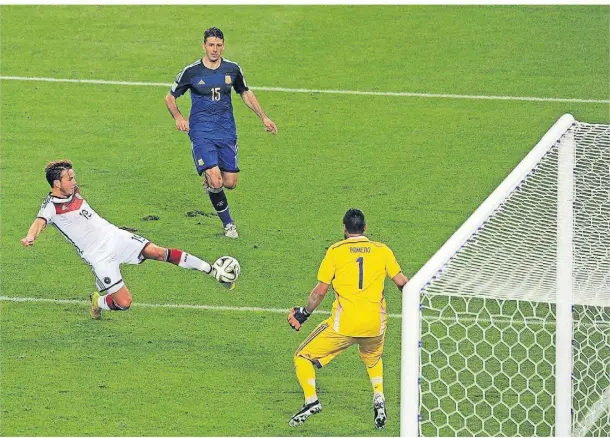  ?? FOTO: IMAGO ?? Moment für die Ewigkeit: Mario Götze (l.) erzielt im Wm-finale 2014 das Siegtor gegen Argentinie­ns Torhüter Sergio Romero.