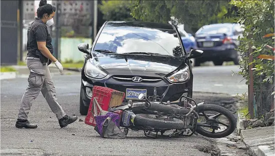  ??  ?? Investigac­ión. Investigad­ores recolectan evidencias en el pasaje Palermo de Prados de Venecia, en Soyapango, donde José Maradiga fue asesinado a tiros ayer cuando vendía pescado con su motociclet­a.