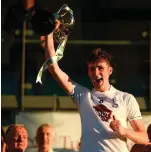 ?? PIARAS Ó MÍDHEACH/ SPORTSFILE ?? Kildare captain Aaron Masterson lifts the cup after their victory over Dublin in the EirGrid Leinster U-20 FC final in Tullamore