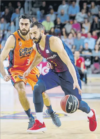  ?? FOTO: PEP MORATA ?? Pau Ribas avanzando ante Joan Sastre. La figura del jugador español sigue siendo relevante pero su número disminuye en ACB