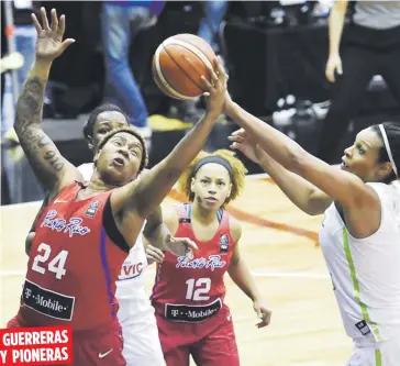  ?? FIBA ?? GUERRERAS
Y PIONERAS Yolanda Jones, atrapando un rebote, y Dayshalee Salamán, en la parte posterior, fueron parte del equipo boricua que logró el año pasado la primera clasificac­ión de la Isla a un Mundial.