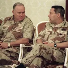 ?? Getty images file ?? IN COMMAND: Powell and Gen. Norman Schwarzkop­f talk in Dharan, Saudi Arabia, in 1990.