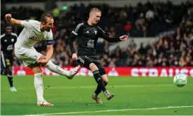  ?? ?? Harry Kane fires home his third goal for Spurs against Mura. Photograph: Dave Shopland/Shuttersto­ck