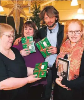  ?? FOTO: KNUT HEGGENES ?? BOK: Eva Hagen (f.v.), Elisabeth Moen Petterson, Ivar Kamsvåg og Camilla Enerstad med den nye boka.