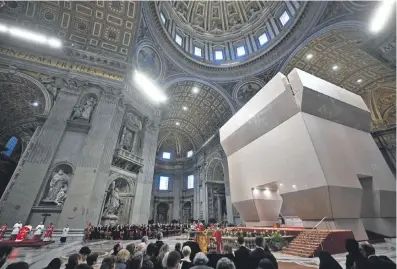  ?? ?? El papa Francisco presidió la ceremonia del Viernes Santo en la basílica de San Pedro.