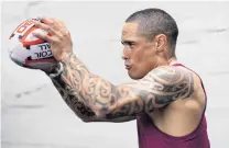  ?? PHOTO: GETTY IMAGES ?? Effort ball . . . All Blacks and Highlander­s halfback Aaron Smith trains during an All Blacks gym session at Les Mills in Wellington yesterday.