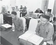  ??  ?? MANTAPKAN DIRI: Peserta qari dan qariah ketika mengikuti kursus tilawah al-Quran di Kelantan, baru-baru ini.