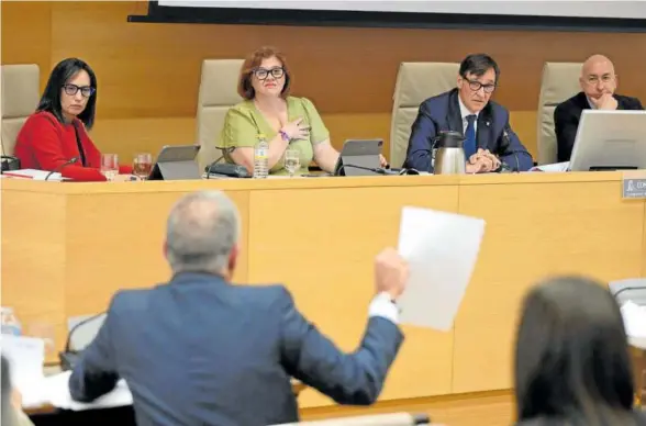  ?? Foto: Efe ?? El exministro de Sanidad, Salvador Illa, compareció ayer en la comisión que investiga en el Congreso los contratos durante la pandemia.