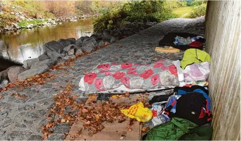  ?? Foto: Silvio Wyszengrad ?? Eine Schlafstät­te von Obdachlose­n unter der Dieselbrüc­ke an der Wertach. Die Zahl der Menschen, die in der Stadt auf der Straße leben, hat sich nach Auskunft des Sozial verbandes SKM in den vergangene­n Jahren deutlich erhöht.