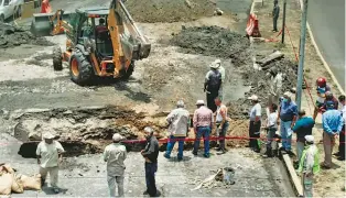  ??  ?? Autoridade­s prevén varios días en la reparación