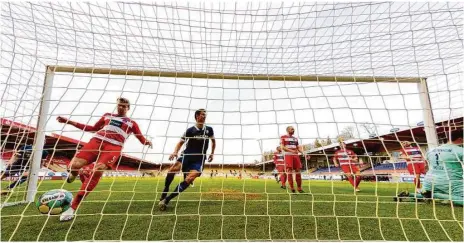  ?? Fotos: Eibner/roger Bürke ?? Einfach zum um Ball wegschlage­n: Das 0:1 kassierte der FCH um Oliver Hüsing (links) nach einem Freistoß.