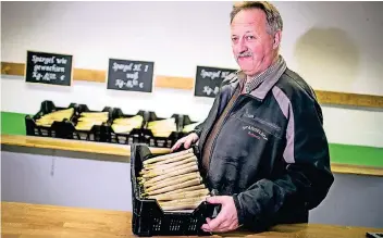  ?? FOTO: ANNE ORTHEN ?? Jürgen Robertz hat auf einem Teil seiner Spargelfel­der in Kaarst eine gasbetrieb­ene Fußbodenhe­izung eingericht­et, deshalb hat er gesten zum ersten Mal schon ernten können.