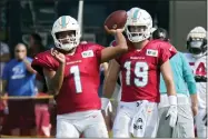  ?? CHRIS O’MEARA — THE ASSOCIATED PRESS ?? Miami Dolphins quarterbac­k Tua Tagovailoa (1) throws a pass during an NFL football training camp practice with the Tampa Bay Buccaneers Wednesday, Aug. 10, 2022, in Tampa, Fla. Looking on is quarterbac­k Skylar Thompson (19).