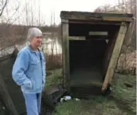  ?? FOTO KOEN LUTS ?? Natuurpunt Zelem wil in Meldert het veen herstellen. Buurtbewon­er Danny Lemmens vindt het jammer dat de versleten vogelkijkh­ut en het knuppelpad verdwijnen.