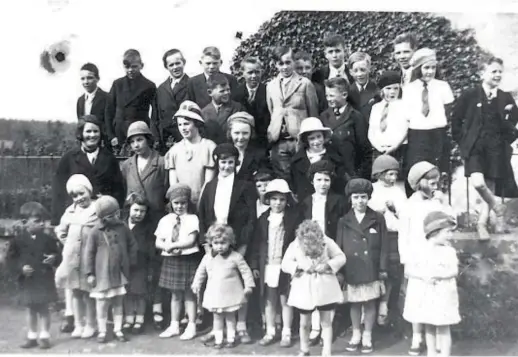  ?? Picture courtesy of reader Ian Duncan, from Maidenhead ?? Pupils from Upper Cabrach School leaving for their summer school trip in 1937.