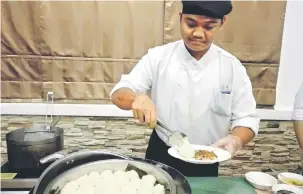  ??  ?? PELBAGAI MENU: Gerai bebola nasi ayam yang enak antara gerai semasa promosi sajian ‘Citarasa Malaysia’ di Restoran Melawan Hotel Imperial Palace.