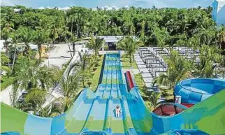  ??  ?? Las actividade­s acuáticas forman parte de los atractivos de los resorts y parques de este destino.