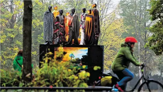  ?? BILD: SN/APA ?? Klimaflüch­tlinge. Die Skulptur des dänischen Künstler Jens Galschiot steht in Bonn, wo derzeit der Klimagipfe­l stattfinde­t.