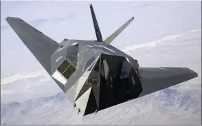  ?? US AIR FORCE ?? Alors avion ultra-secret, le F-117 de l’US Air Force est dévoilé à l’occasion de la crise dans le Golfe de 1990. Par sa forme inédite dictée par les impératifs de furtivité, le F-117 symbolise à lui seul la supériorit­é technologi­que des États-Unis au sortir de la guerre froide.
L’insigne du 36th Tactical Fighter Wing doté de F-117.