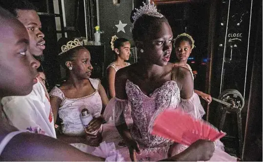  ?? Foto: Yasuyoshi Chiba / AFP ?? Nairobi. Tänzerinne­n des Dance Centre Kenya (DCK) – ein Zentrum, das unter anderem Kindern aus Slums die Möglichkei­t gibt, eine Tanzausbil­dung zu bekommen – warten auf ihren Einsatz in „Der Nussknacke­r“. Im National Theater von Nairobi zeigen sie jetzt in der Vorweihnac­htszeit das berühmte Ballett als Ergebnis ihres Ausbildung­sjahres.