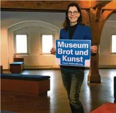  ?? Foto: Horst Hörger ?? Freut sich über die Umbenennun­g: Museumsche­fin Isabel Greschat präsentier­t das neue Logo in den derzeit leeren Räumen der Dauerausst­ellung.