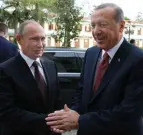  ??  ?? Réconcilié­s. Avec le président turc, Recep Tayyip Erdogan, le 10 octobre 2016, à Istanbul.