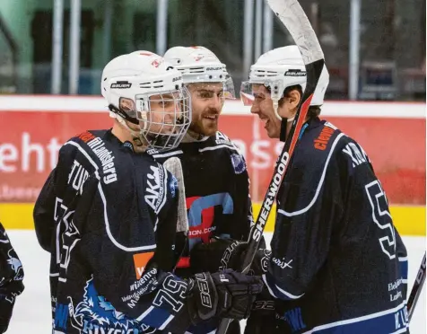  ?? Archivfoto: Leitenstor­fer ?? Allen Grund zur Freude hatten nicht nur (von links) Dennis Sturm, Thomas Fischer und Markus Kerber: Die Landsberg Riverkings gewannen beim Tabellenfü­hrer SC Riessersee nach Penaltysch­ießen mit 3:1. Die Torschütze­n waren Michael Fischer, Markus Kerber, Dennis Sturm, Tyler Wiseman und Daniel Menge.