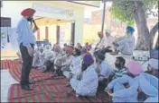  ?? HT PHOTO ?? Dr Sukhcharan Gosal, former deputy director with the animal husbandry department, and now a master trainer with UDAY social enterprise project, addressing villagers near Sangrur.
