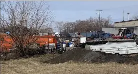  ?? PHOTOS COURTESY GARY WATTS ?? Junk cars are being stored illegally behind a business on Mound Road near 11Mile in Warren.