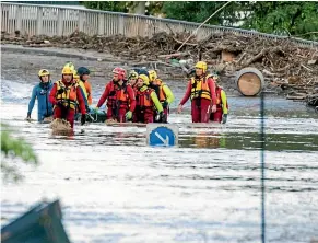  ?? AP ?? Rescue workers retrieve a body from floodwater­s in the town of Trebes, southern France.